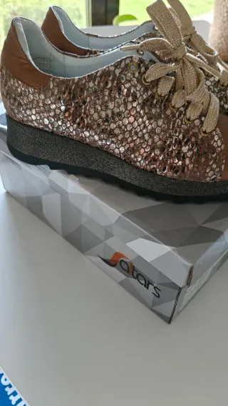 Sapatos camel com atacadores dourados