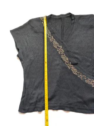 Jersey negro con detalle dorado
