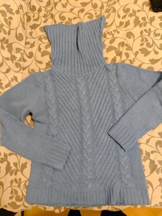 Jersey cuello alto azul trenzado