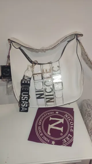 Bolso Blanco Nicole Lee con Detalles Dorados