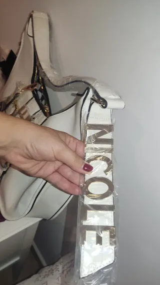 Bolso Blanco Nicole Lee con Detalles Dorados