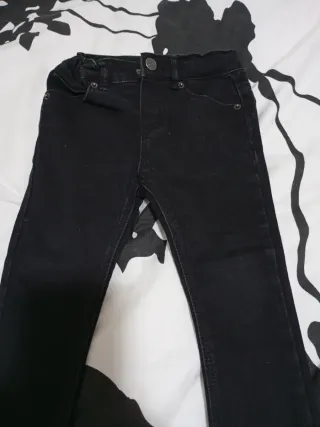 Pantalón negro infantil. *Zara