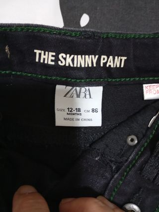 Pantalón negro infantil. *Zara