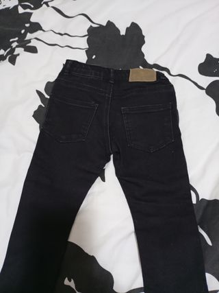 Pantalón negro infantil. *Zara
