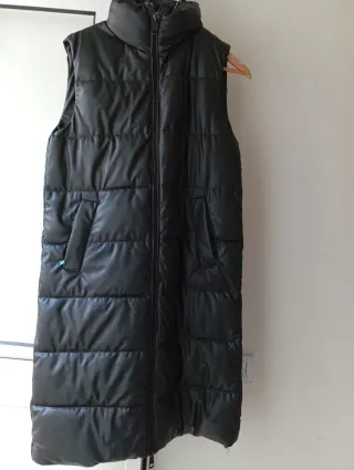 Chaquetón largo sin mangas negro