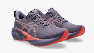 Asics Novablast 5 gris y coral 