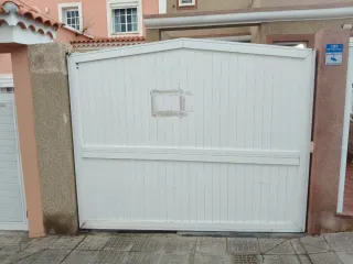 Puerta de garaje batiente con motor