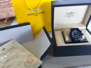 Orologio Breitling nero con scatola da 43 mm. Vetro zaffiro