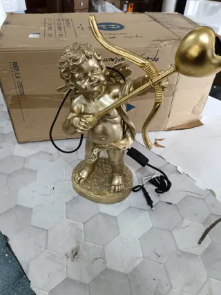 Lámpara Cupido Resina Dorada