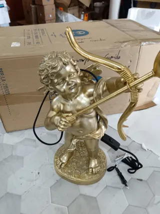 Lámpara Cupido Resina Dorada
