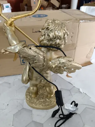 Lámpara Cupido Resina Dorada