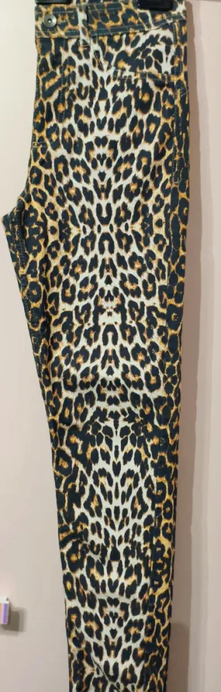 Pantalón estampado animal print Calzedonia.