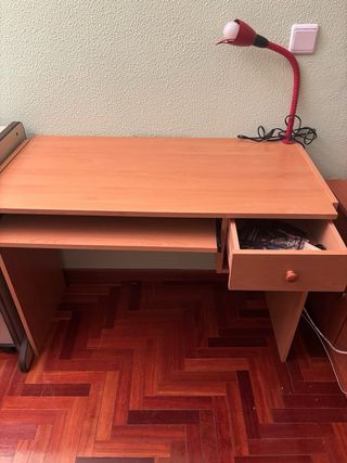Mesa de estudio de madera