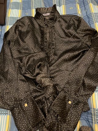 Blusa negra con lunares blancos