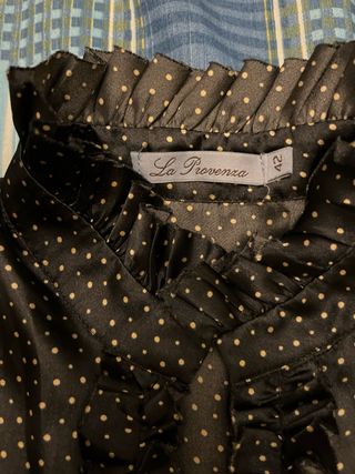 Blusa negra con lunares blancos