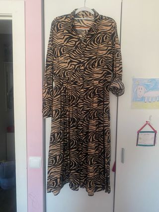 Vestido floral rojo y negro
5€ unidad 