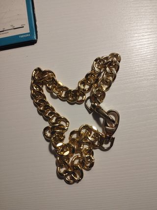 Cadena gruesa dorada con mosquetón