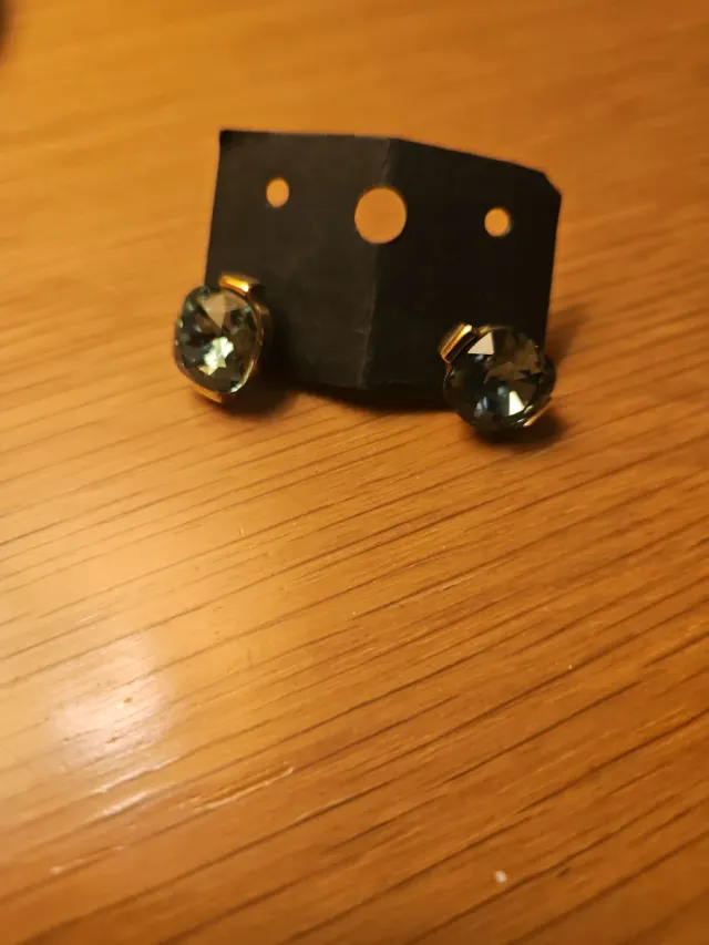 Pendientes verdes con detalles dorados