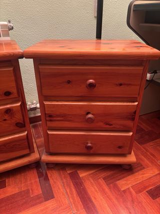 Mesita de noche de madera