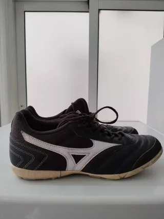 Botas de fútbol multitacos negras y blancas