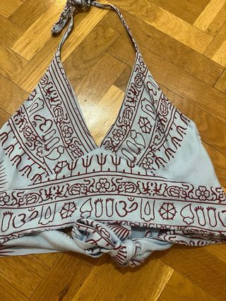 Top Ideal con lazada en espalda. Color azul