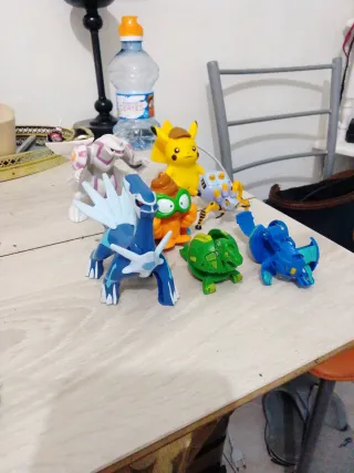 Set di giocattoli Pokémon e Bakugan