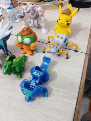 Set di giocattoli Pokémon e Bakugan