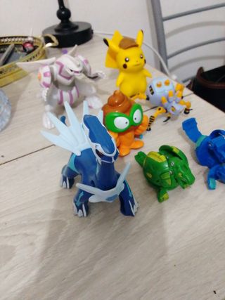 Set di giocattoli Pokémon e Bakugan