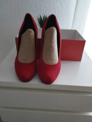 Zapatos de piel rojos