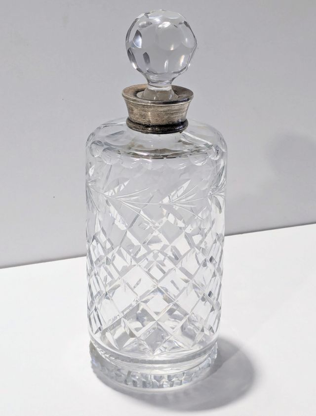 ANTIGUA BOTELLA LICORERA CRISTAL TALLADO Y PLATA