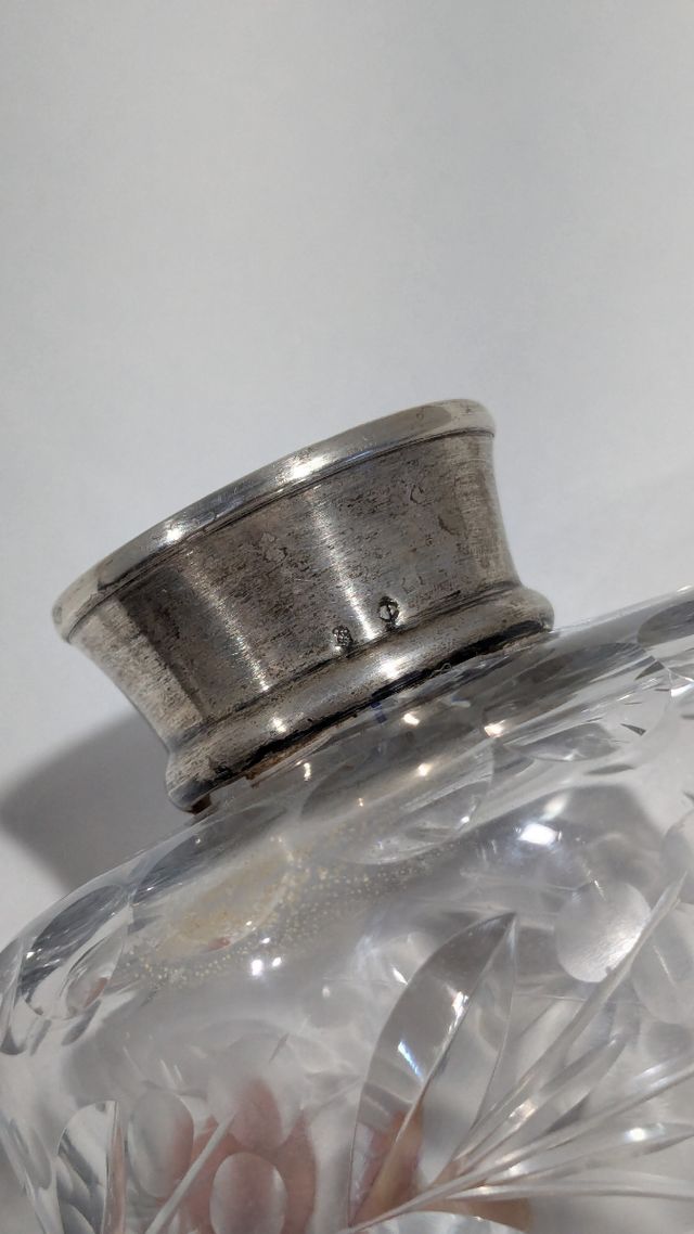 ANTIGUA BOTELLA LICORERA CRISTAL TALLADO Y PLATA