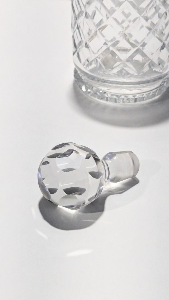 ANTIGUA BOTELLA LICORERA CRISTAL TALLADO Y PLATA