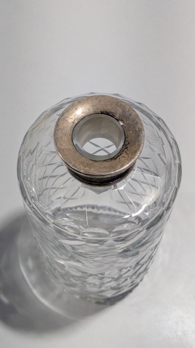 ANTIGUA BOTELLA LICORERA CRISTAL TALLADO Y PLATA