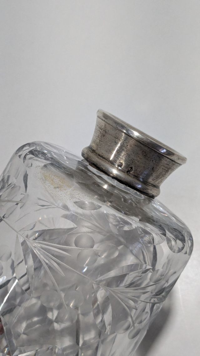 ANTIGUA BOTELLA LICORERA CRISTAL TALLADO Y PLATA