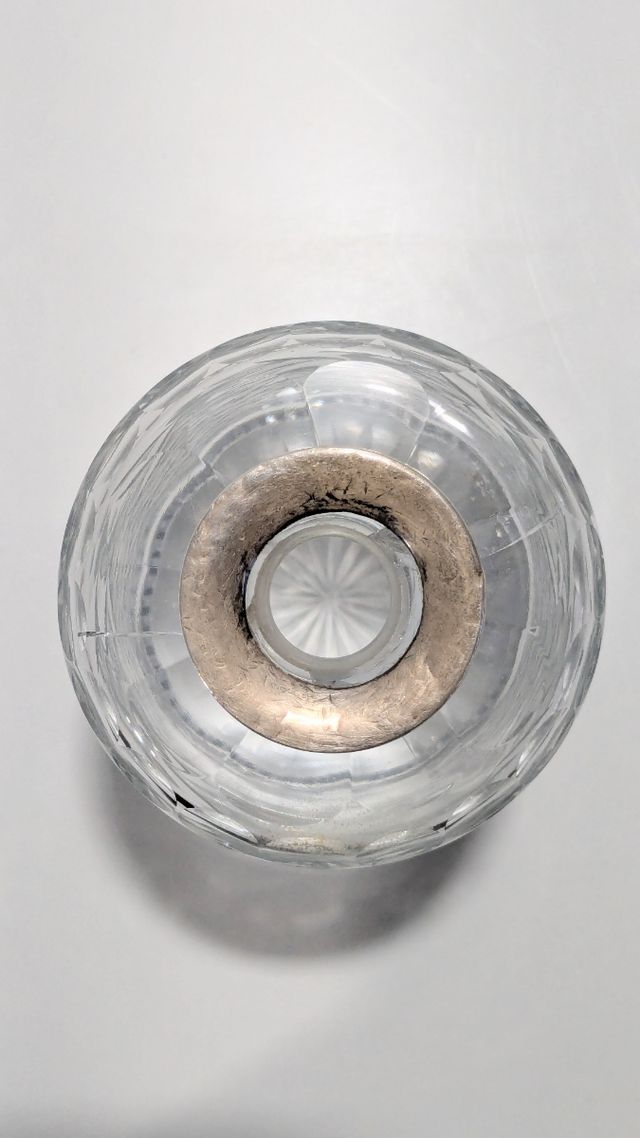 ANTIGUA BOTELLA LICORERA CRISTAL TALLADO Y PLATA