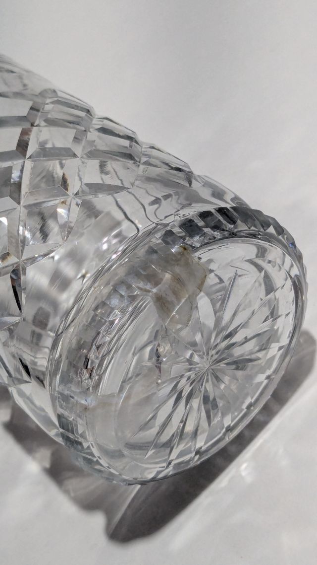 ANTIGUA BOTELLA LICORERA CRISTAL TALLADO Y PLATA