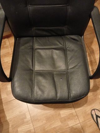 Silla de escritorio negra con 5 ruedas