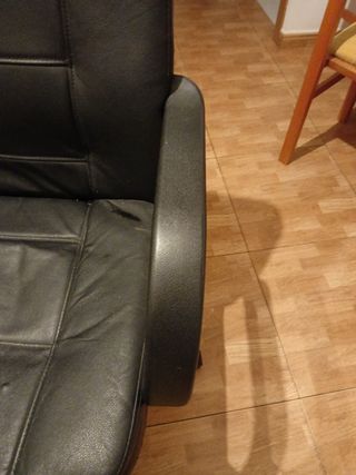 Silla de escritorio negra con 5 ruedas