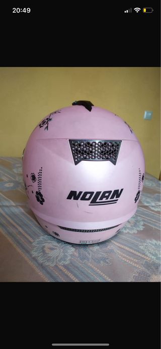 Casco Nolan rosa con diseño floral