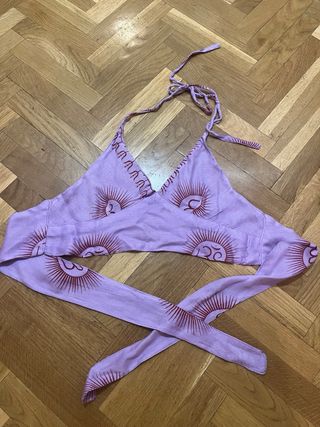 Top Ideal con lazada en espalda. Color Lila