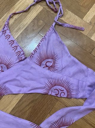 Top Ideal con lazada en espalda. Color Lila