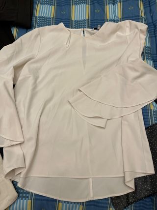 Blusa Blanca con manga en volantes, muy elegante 1