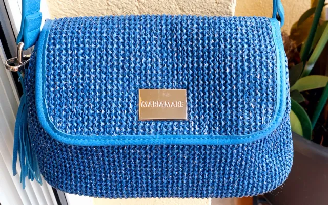 Bolso azul y plateado