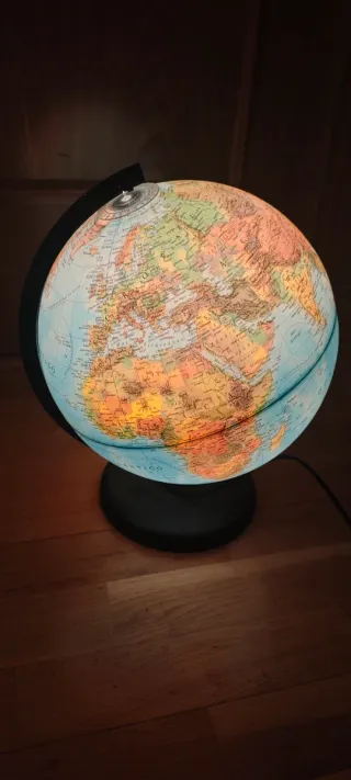 Globo terráqueo con luz