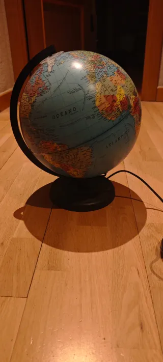 Globo terráqueo con luz