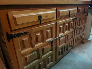 Mueble de madera maciza con herrajes