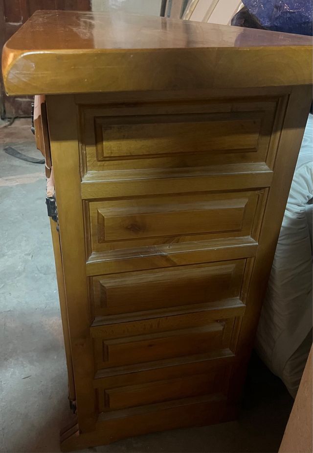 Mueble de madera maciza con herrajes