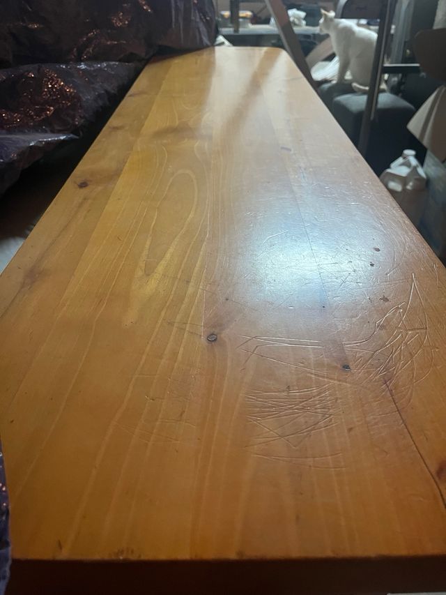 Mueble de madera maciza con herrajes