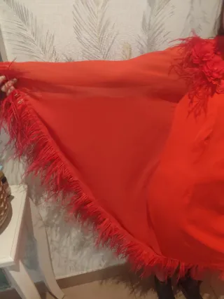 Vestido fiesta gasa y plumas rojo