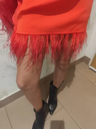 Vestido fiesta gasa y plumas rojo